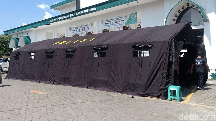 Tenda darurat untuk pasien COVID-19 di RSI Banjarnegara, Jawa Tengah, Selasa (29/6/2021).