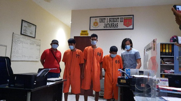 Tiga pencuri tiang telepon di Sumsel ditangkap (Syahbana-detikcom)