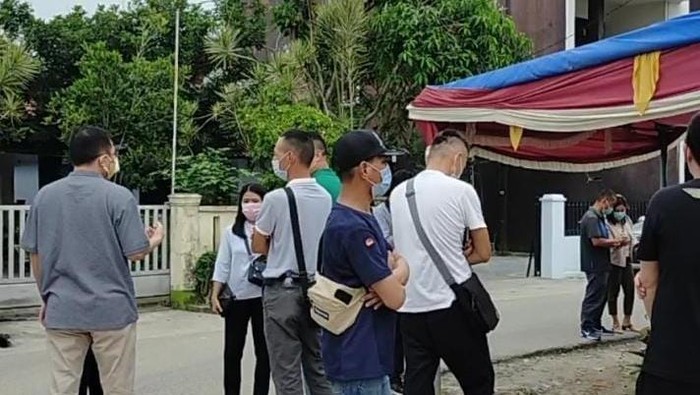 TKA China mendatangi Klinik Polres Lebak agar bisa divaksin virus Corona (COVID-19).