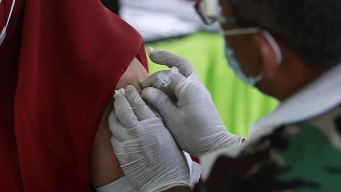 VAKSIN COVID-19 TAHAP-13 TIBA DI BIO FARMA Anggota kepolisian berjaga di dekat Envirotainer berisi bahan baku vaksin COVID-19 Sinovac saat tiba di Bio Farma, Bandung, Jawa Barat, Selasa (25/5/2021). Sedikitnya 8 juta dosis dalam bentuk bulk vaksin Sinovac pada tahap ke-13 tersebut tiba di Bio Farma untuk diproses dan didistribusikan guna mempercepat rencana vaksinasi sedikitnya 70 persen penduduk atau sekitar 181,5 juta penduduk Indonesia untuk mempercepat kekebalan komunal terhadap COVID-19. ANTARA FOTO/Novrian Arbi/rwa.
