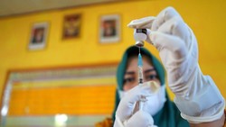 Kini anak usia 12-17 tahun di Indonesia sudah bisa divaksinasi COVID-19. BPOM telah mengeluarkan penggunaan izin darurat vaksin Sinovac untuk anak-anak.