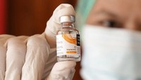 Selain itu, Arab Saudi hanya menerima jemaah yang sudah mendapat vaksin Pfizer, Moderna, AstraZeneca dan Johnson&Johnson. Bagi jemaah yang sudah memperoleh vaksin dari China diwajibkan mendapat suntikan booster satu dosis dari Pfizer, Moderna, AstraZeneca atau Johnson&Johnson. Sedangkan Vaksin Sinovac yang paling dominan didapat masyarakat Indonesia. ANTARA FOTO/Novrian Arbi  