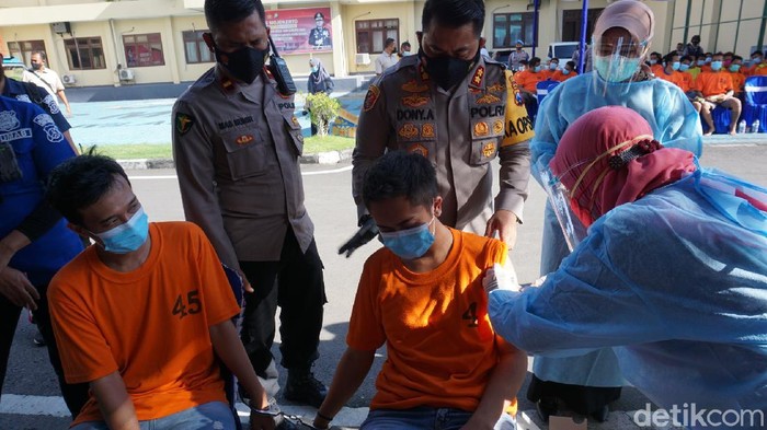 Percepatan vaksinasi COVID-19 kali ini menyasar 115 tahanan Polres Mojokerto. Tiga tahanan batal divaksin lantaran belum tiga bulan sembuh dari Corona.