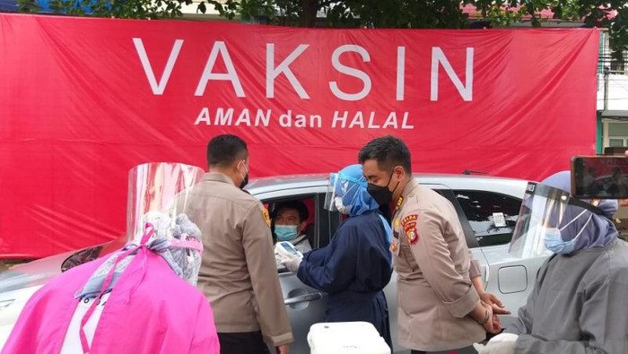 Vaksinasi Drive-through di Polres Jaksel