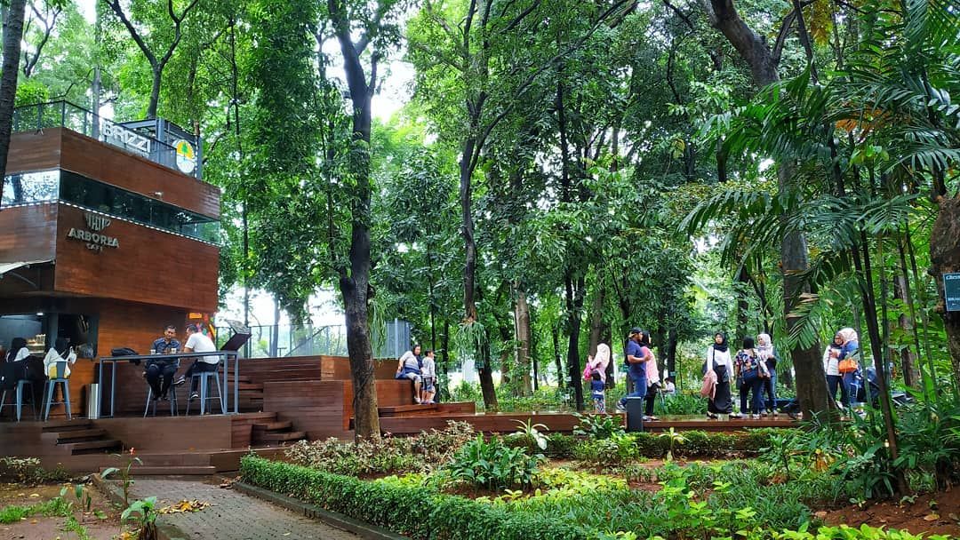 5 Tempat Makan Berkonsep Taman Ini Cocok Buat Piknik Seru 