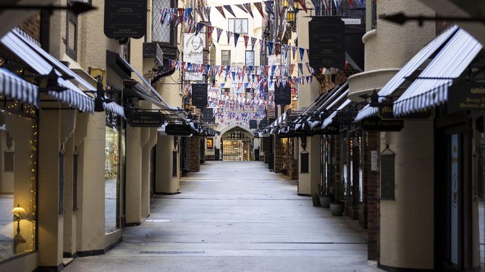 Varian Delta yang merupakan varian baru COVID-19 ancam kesehatan warga dunia. Enam negara ini pun ketar-ketir hingga melakukan kebijakan lockdown lagi.