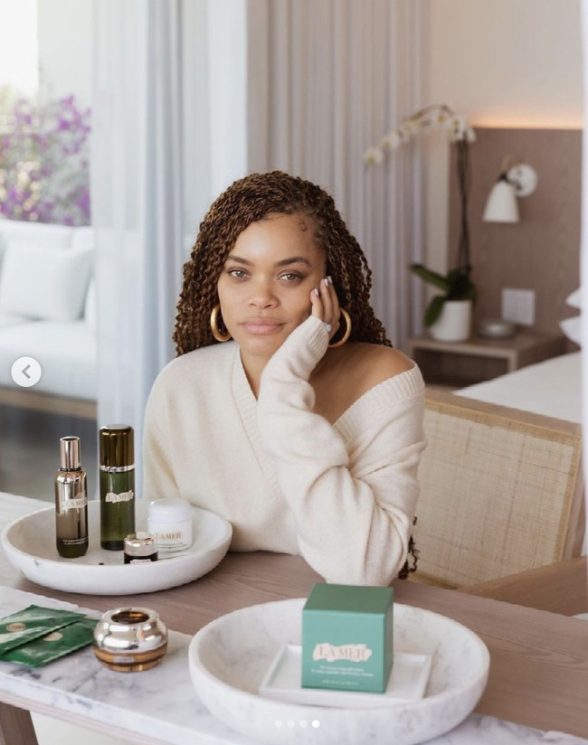 Andra Day digosipkan jadi kekasih terbaru aktor Brad Pitt. Dia dan Brad disebut-sebut berkenalan saat bertemu di acara Academy Awards 2021 pada April kemarin. Foto: Dok. Instagram @andradaymusic