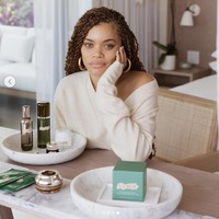 Andra Day digosipkan jadi kekasih terbaru aktor Brad Pitt. Dia dan Brad disebut-sebut berkenalan saat bertemu di acara Academy Awards 2021 pada April kemarin. Foto: Dok. Instagram @andradaymusic