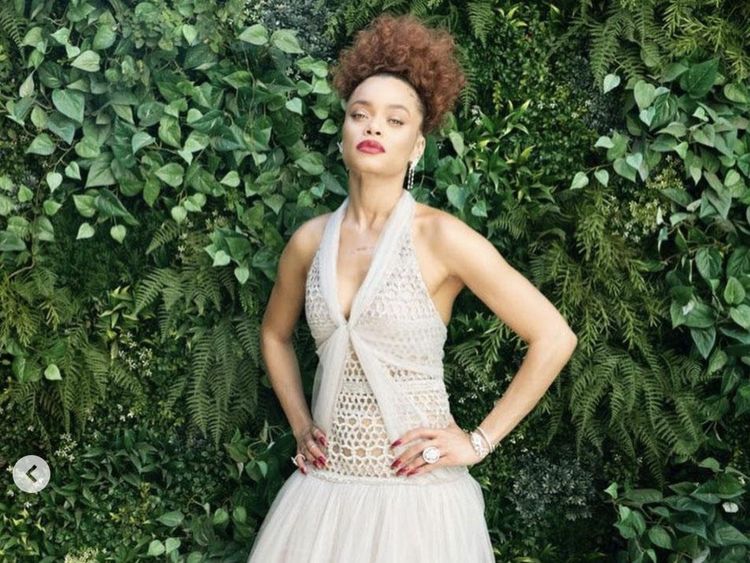 8 Pesona Penyanyi Andra Day yang Digosipkan Jadi Pacar Baru Brad Pitt