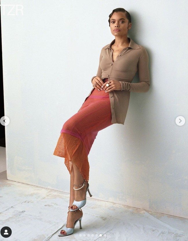 Gosip dirinya dekat dengan Brad Pitt ini diakui Andra Day sampai juga ke telinga keluarganya. Saudara perempuannya juga bertanya soal itu padanya. “Dia bilang aku ketemu Brad Pitt, aku bilang, kayaknya iya, kayaknya kita memang bertemu,” begitu dia berkisah. Foto: Dok. Instagram @andradaymusic