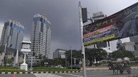 Karena lebih banyak kasus infeksi yang tidak terdeteksi di publik dan dengan positivity rate di atas 40 persen ini luar biasa tinggi. Nantinya dari kebijakan yang akan diambil PPKM Darurat ini, ada 15 point penting mulai dari WFH 100% hingga penutupan Mal. ANTARA FOTO/WAHYU PUTRO A
