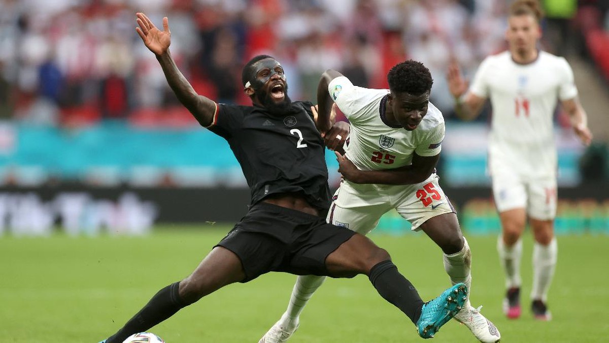 Antonio Ruediger berteriak saat kalah duel dengan Bukayo Saka. (Foto: Getty Images/Carl Recine - Pool)