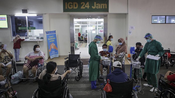 Petugas medis melakukan pemeriksaan terhadap pasien COVID-19 di selasar Ruang IGD RSUD Cengkareng, Jakarta, Rabu (23/6/2021). Meningkatnya kasus COVID-19 di ibu kota dalam beberapa hari terakhir mengakibatkan penuhnya tingkat keterisian kamar perawatan di rumah sakit tersebut sehingga sebagian pasien COVID-19 terpaksa antre untuk mendapatkan tempat perawatan. ANTARA FOTO/Fauzan/hp.