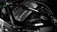 Kedua kendaraan ini hadir dengan tenaga 510 hp dan torsi 650 Nm, teknologi sasis dari BMW M4 GT3, desain eksterior ekspresif, hingga interior baru dengan material premium terbaik, dan sistem operasi BMW M Drive Professional yang hadir pertama kali di rangkaian sports cars terbaru ini.