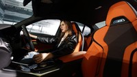 Seorang model cantik berpose di dalam mobil balap teranyar yang baru saja diperkenalkan BMW kepada pasar Indonesia.