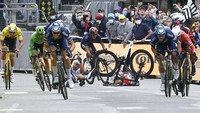 Peter Sagan terjatuh saat hendak sprint pada Tour de France 2021. Banyak analis menyebut kontrak Sagan tidak diperpanjang karena prestasinya mulai menurun karena faktor usia yang tahun depan berumur 32. Namun itu tidak menjadi jaminan melihat Mark Cavendish mampu menyamai rekor Eddy Merckx di usia 36.  Foto: AP/Philippe Lopez