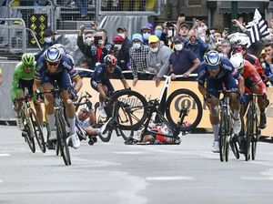 Berdarah-darah Demi Finis Pertama di Tour de France
