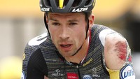Pebalap asal Slovenia, Primoz Roglic mencapai garis finish dengan bekas luka akibat kecelakaan di etape ketiga, (28/6/2021). AP/Benoit Tessier