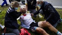 Pebalap asal Prancis, Cyril Lemoine mendapatkan pertolongan medis usai kecelakaan di etape pertama TDF, (26/6). AP/Daniel Cole