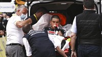 Salah satu pebalap yang difavoritkan menjadi juara, Caleb Ewan dibawa ke mobil ambulans usai tumbukan menjelang garis finish di etape ketiga, (28/6). AP/Anne-Christine Poujoulat