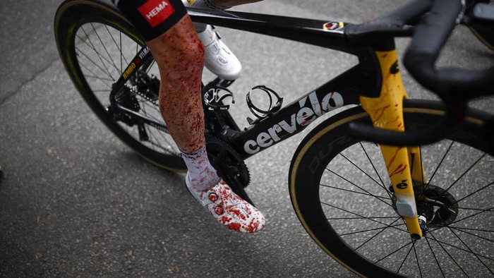 Tour de France (TDF) 2021 baru berjalan 4 etape. Namun sejumlah pebalap sudah terlibat tabrakan dan kecelakaan fatal. Semangat membara demi yang tercepat.