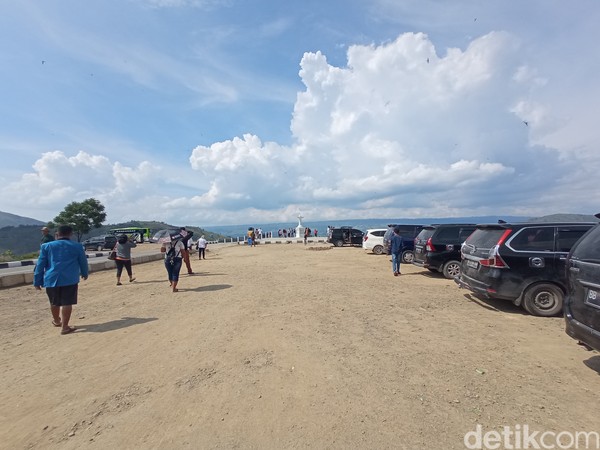 Meski masih dalam pembangunan, kawasan ini rudah ramai wisatawan karena pemandangannya yang sangat indah. 