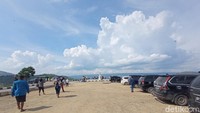 Meski masih dalam pembangunan, kawasan ini rudah ramai wisatawan karena pemandangannya yang sangat indah. 