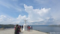 Sebelum melihat yang versi raksasa, di pinggir danau ada patung Yesus dengan ukuran lebih kecil. 