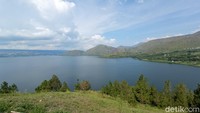 Latar Danau Toba yang sangat indah membuat wisatawan terkagum-kagum. 