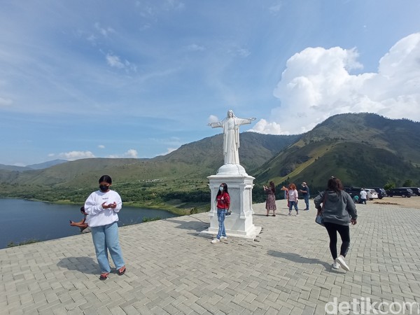 Saking ramainya berfoto di patung Yesus, wisatawan harus stand by di samping patung tiap kali pengunjung lain selesai foto. 