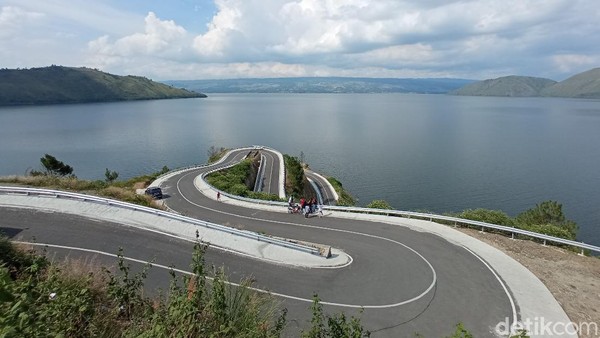 Foto: Kelokan Cinta dan Patung Yesus Tertinggi Dunia di Toba