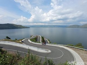 Foto: Kelokan Cinta dan Patung Yesus Tertinggi Dunia di Toba