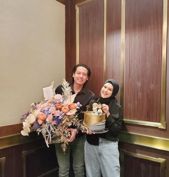 Melalui unggahan terbarunya di Instagram, Cut Meyriska baru saja memberikan kabar kurang menyenangkan mengenai suaminya yang positif terinfeksi virus Corona. Papi Shaquille @rogerojeey cEPET Sembuh yaa biar kita sama2 jagain Shaquille lagi... tulis Cut Meyriska. Foto: Instagram @cutmeyriska