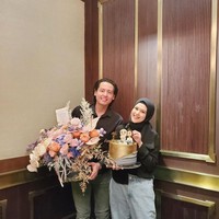 Melalui unggahan terbarunya di Instagram, Cut Meyriska baru saja memberikan kabar kurang menyenangkan mengenai suaminya yang positif terinfeksi virus Corona. Papi Shaquille @rogerojeey cEPET Sembuh yaa biar kita sama2 jagain Shaquille lagi... tulis Cut Meyriska. Foto: Instagram @cutmeyriska