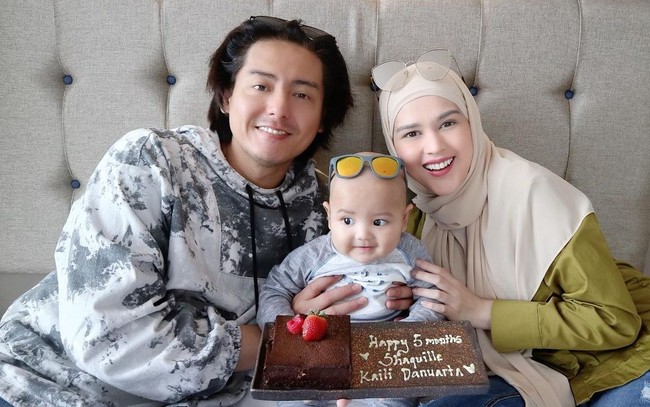 Dalam unggahan Instagramnya itu Cut Meyriska juga mengungkapkan kerinduan sang anak untuk bertemu dengan ayahnya, mengingat kini mereka tak bisa berkumpul bersama untuk sementara waktu. Tak lupa, Cut Meyriska juga mengucapkan terima kasih kepada orang-orang yang telah mendoakan kesembuhan Roger Danuarta. Foto: Instagram @cutmeyriska