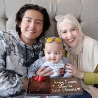 Dalam unggahan Instagramnya itu Cut Meyriska juga mengungkapkan kerinduan sang anak untuk bertemu dengan ayahnya, mengingat kini mereka tak bisa berkumpul bersama untuk sementara waktu. Tak lupa, Cut Meyriska juga mengucapkan terima kasih kepada orang-orang yang telah mendoakan kesembuhan Roger Danuarta. Foto: Instagram @cutmeyriska