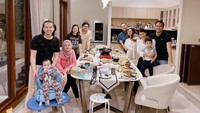 Kabar tersebut membuat Cut Meyriska menjadi khawatir. Mengingat sebelumnya, wanita yang akrab disapa Chika itu selalu ceria bersama suami dan anak. Foto: Instagram @cutmeyriska