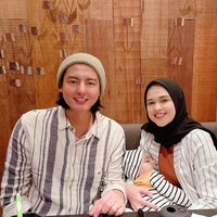 Melalui channel YouTube RogerChika Journey, Cut Meyriska membeberkan gejala awal yang dialami oleh suaminya. Dia mengatakan bahwa Roger awalnya mengalami demam pada 16 Juni lalu. Foto: Instagram @cutmeyriska