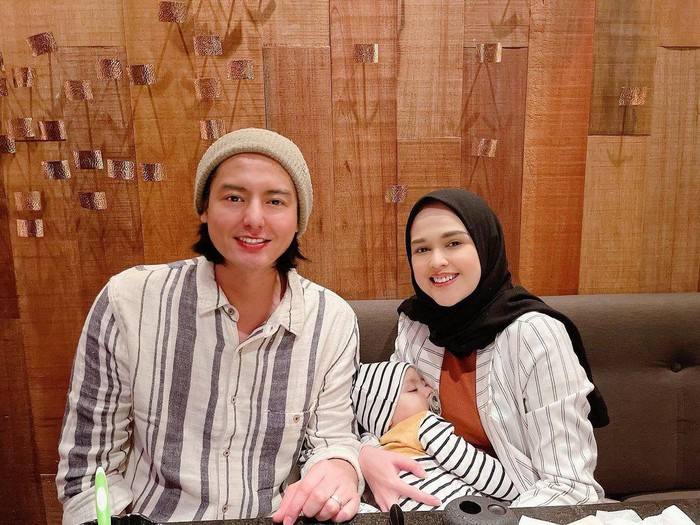 Kekompakan Cut Meyriska dan Roger Danuarta saat Rayakan Hari Jadi Pernikahan