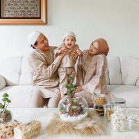 Keesokan harinya setelah demam Roger lalu diberi infus paracetamol dan vitamin, dipijat, serta dikop. Karena tak kunjung sembuh, Cut Meyriska pun memutuskan untuk kembali memijat suaminya. Foto: Instagram @cutmeyriska