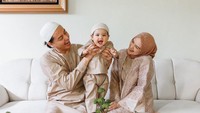 Cut Meyriska tengah dirundung musibah. Anaknya bersama Roger Danuarta jatuh sakit setelah babysitter memberikan makanan dari nasi yang sudah basi. Foto: Instagram @cutmeyriska