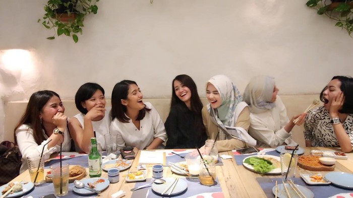 Cut Meyriska Kekompakan Cut Meyriska dan Roger Danuarta saat Rayakan Hari Jadi Pernikahan