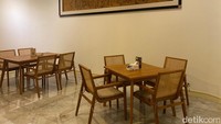 Masuk ke dalam restoran, pengunjung akan disambut langsung dengan ruang tamu dan lorong panjang yang mengarah ke dalam restoran. Uniknya lagi semua perabot seperti kursi jati, hiasan kaca, lukisan dan pajanganmenghiasi setiap sudut restoran. Layaknya sebuah rumah kolonial bergaya Jawa. Foto: detikFood