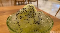 Nah selain ketiga menu di atas, Dapoer Oemoem juga punya seru lainnya. Seperti nasi khas Bali, nasi bogana, nasi langgi sampai nasi kuning. Kalau mau pesan es koewoet atau es kloewoeng juga tersedia di sini. Persis seperti di rumah nenek ya! Foto: detikFood