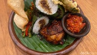 Dari sekian banyak menu nasi di Dapoer Oemoem, yang jadi favorit para pengunjung di sini justru Nasi Bakar Megono (Rp 46.000). Tampilan dari hidangan nasi bakar megono ini juga cantik.  Foto: detikFood