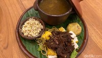 Buat penggemar makanan Jawa Timur, tahu campur bisa jadi pilihan di sini. Ada Tahu Campur (Rp 35.000) yang disajikan dengan tatanan cantik, lengkap dengan kuah yang terpisah. Foto: detikFood