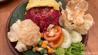 Bagi penggemar nasi goreng merah khas Makassar, tak perlu khawatir. Di Dapoer Oemoem menyediakan menu Nasi Goreng Merah (Rp 38.000) yang tentunya disajikan dengan berbagai lauk pelengkap. Foto: detikFood
