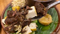 Kuah tahu campur biasanya diguyur ke campuran mie, tahu dan potongan daging. Ini disajikan terpisah jadi tinggal dicampurkan saja. Potongan daging sapinya yang empuk dengan kuah yang gurih manis karena tambahan petis udang. Bumbu kaldu yang pekat dan sambal petis yang sedap, bikin tahu campur ini medok rasanya. Foto: detikFood