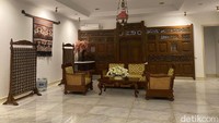 Suasananya klasik Jawa yang homey dan makanan khas Indonesianya yang enak, membuat Dapoer Oemoem patut dijuluki sebagai restoran dengan suasana mirip rumah nenek yang nyaman. Foto: detikFood