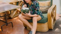 Santai sambil menikmati kelapa muda yang segar tampaknya sangat menyenangkan. Dara pun berpose lucu saat menikmati kelapa muda itu. Foto: Instagram @daraarafah